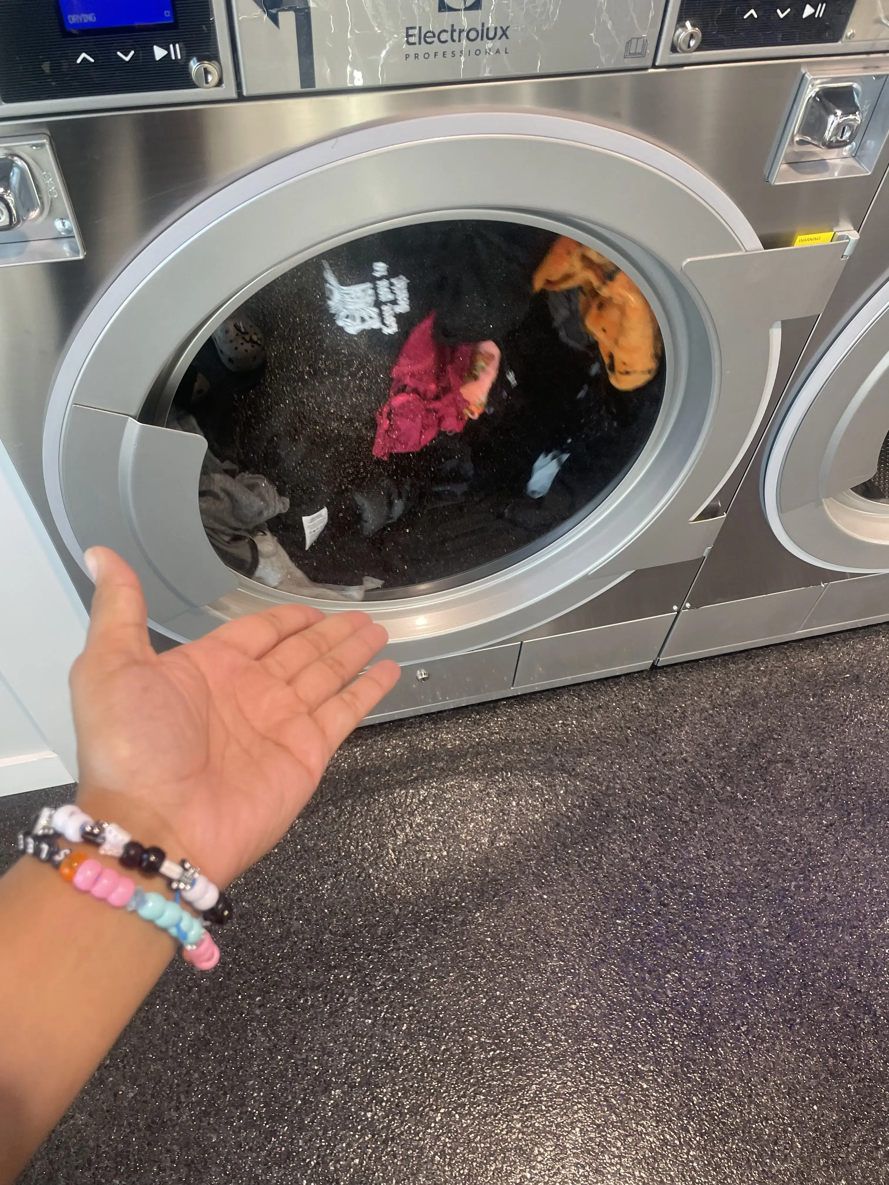 WOW WASH LAUNDROMAT - Image 16