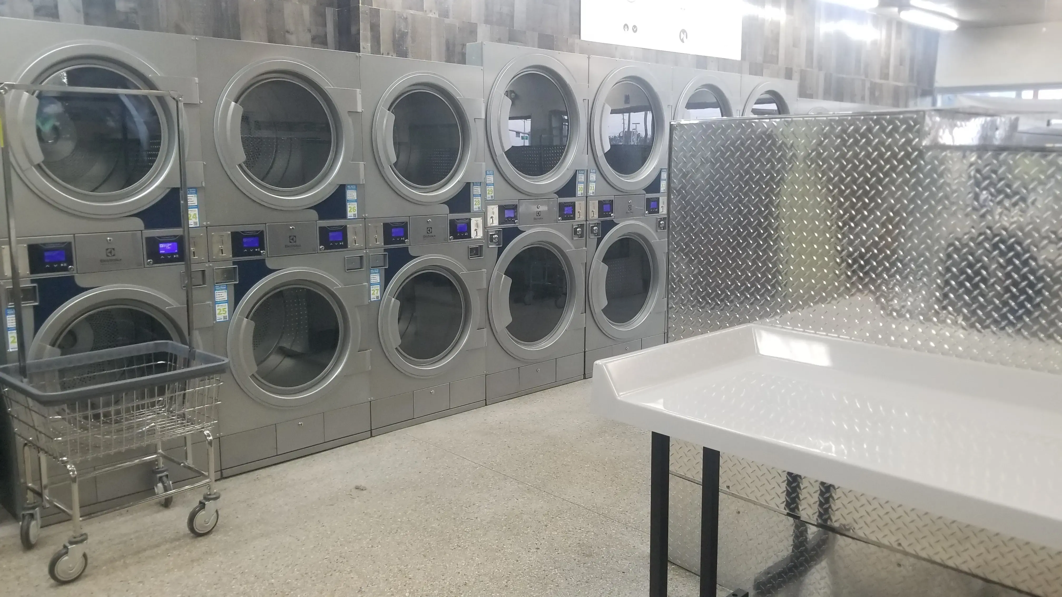 Yele coin laundry thumbnail 3
