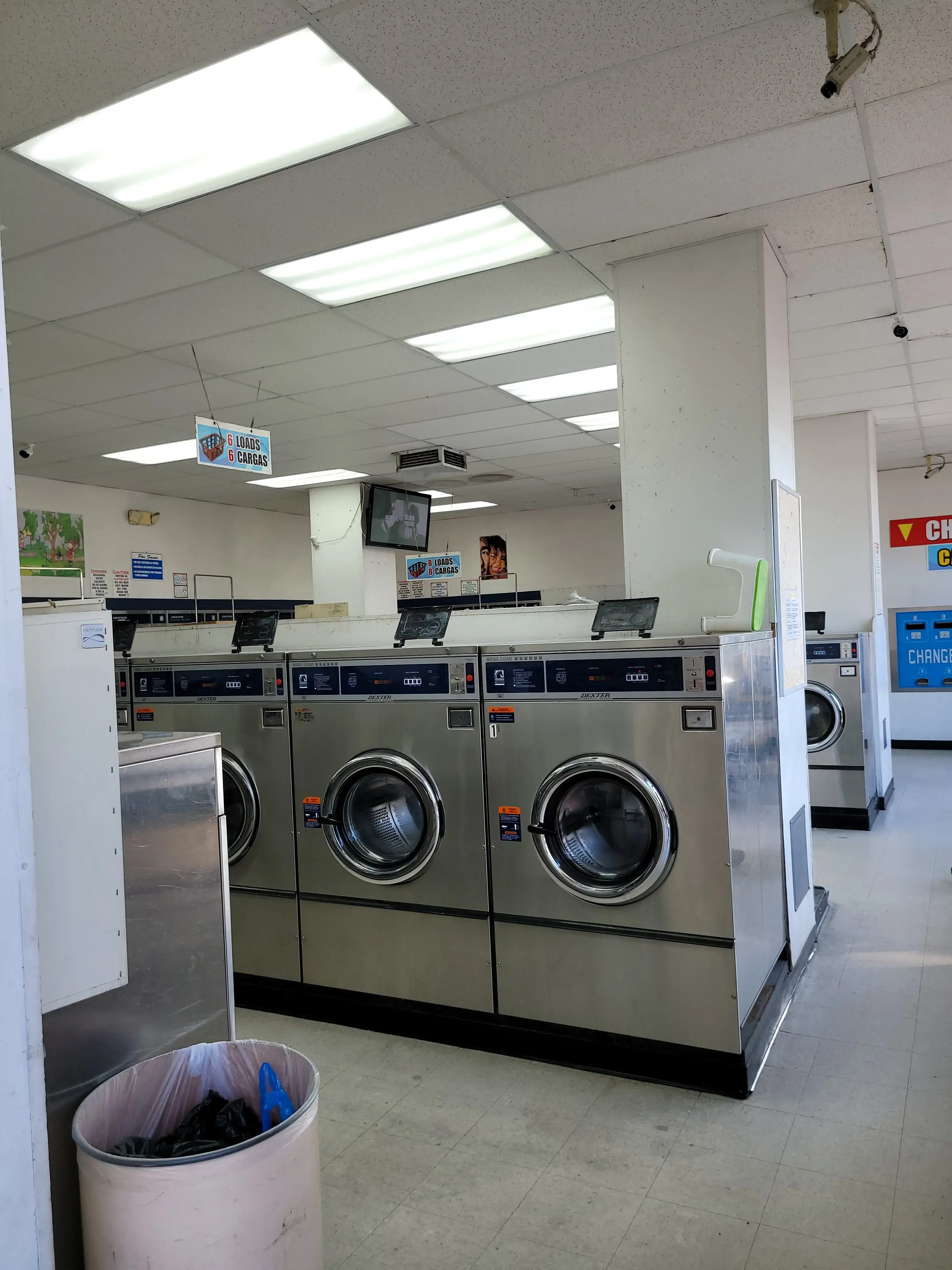 Youn's Coin Laundry - Image 6