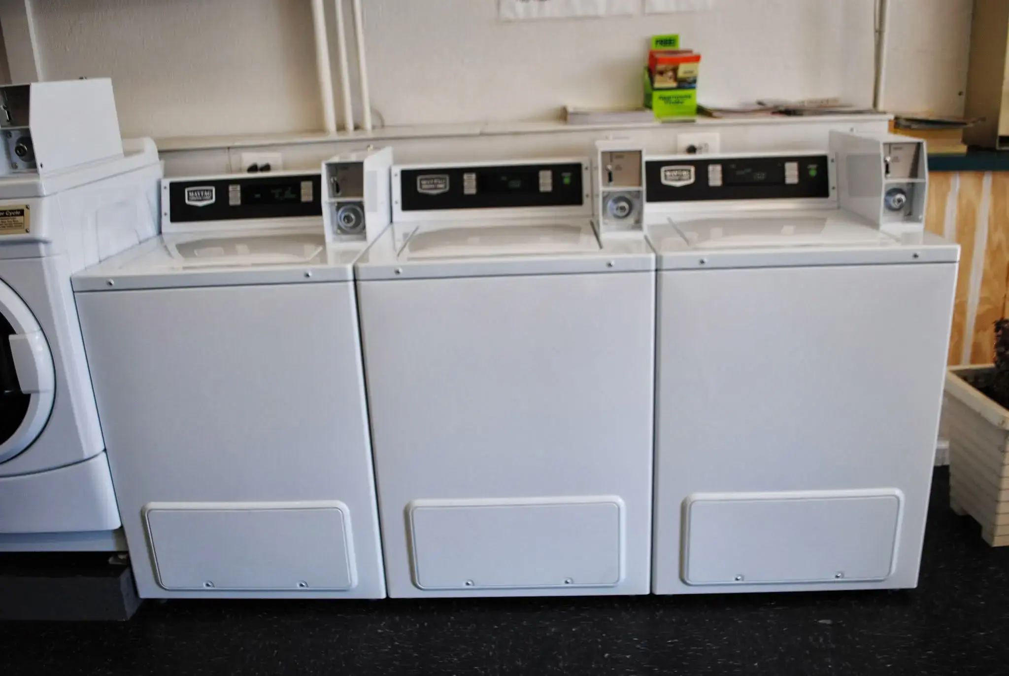Yul-Nat Laundromat thumbnail 11