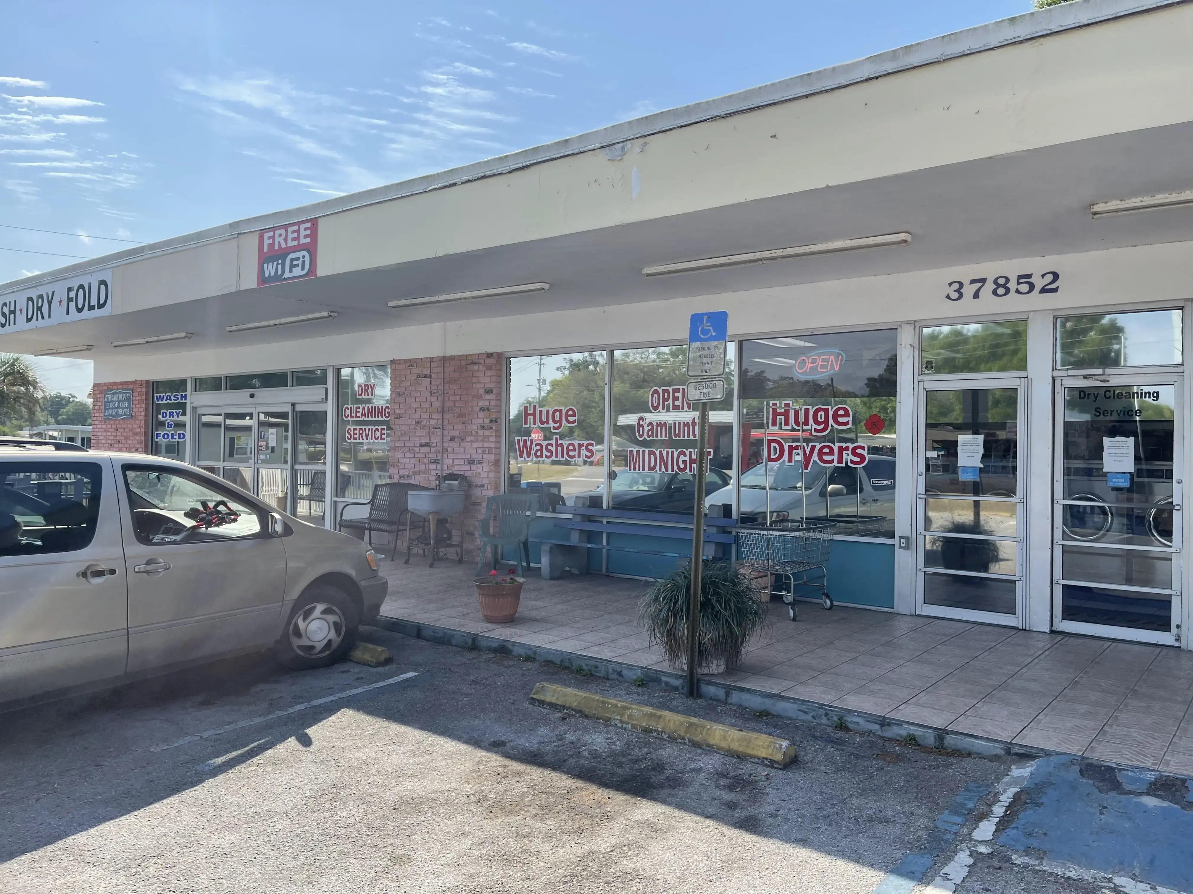 Zephyrhills Laundromat - Image 2