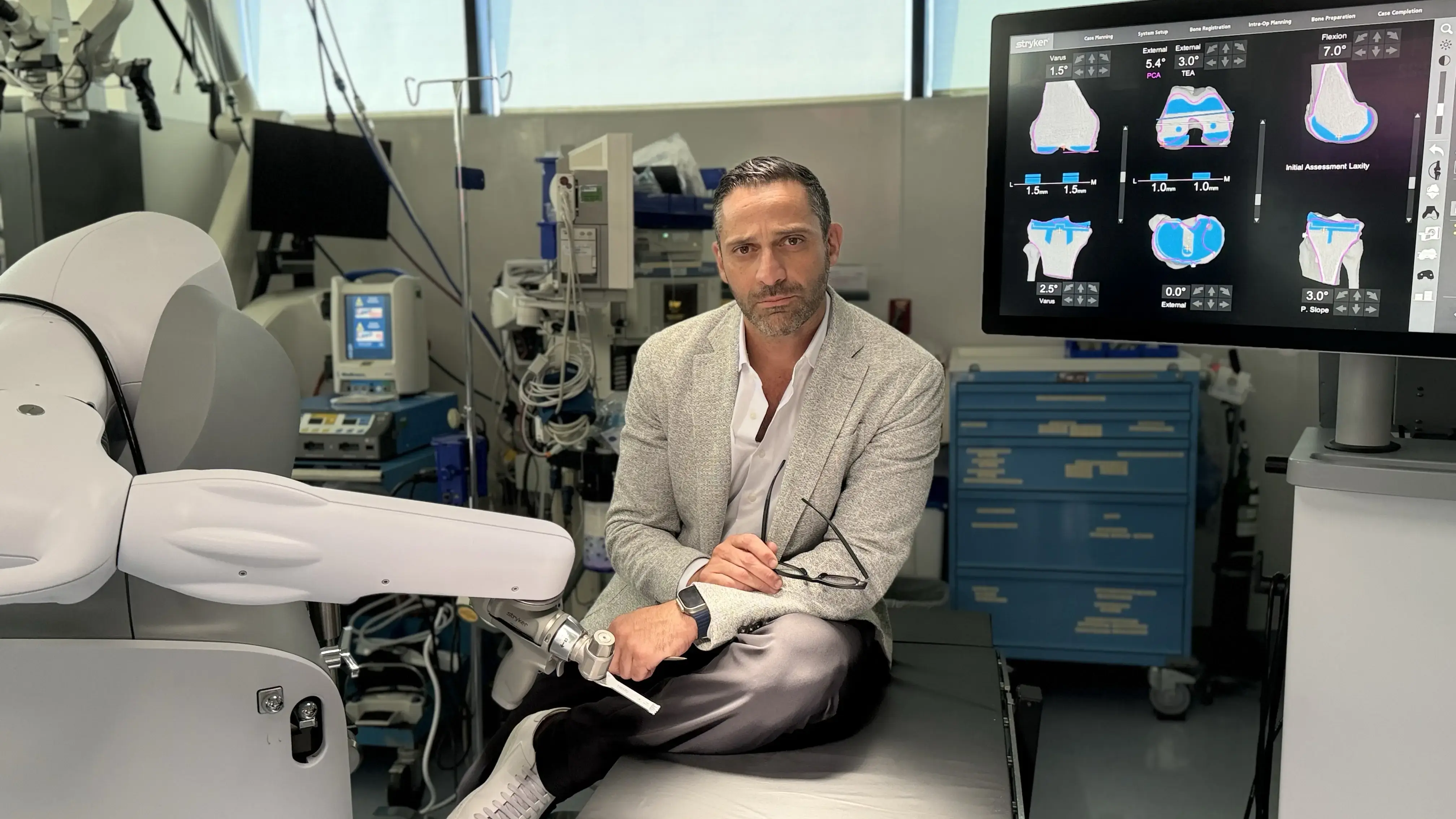 Robotic Hip and Knee Replacement LA: Dr. Farzin Kabaei